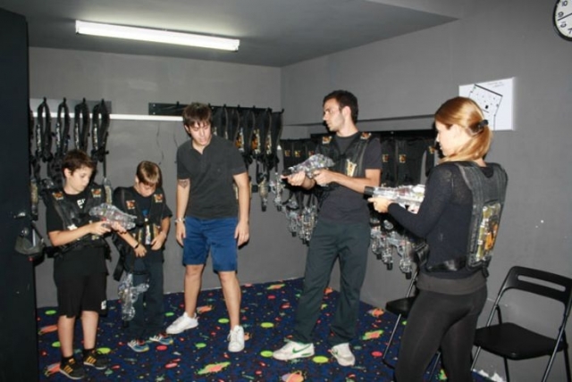 Giocano grandi e bambini